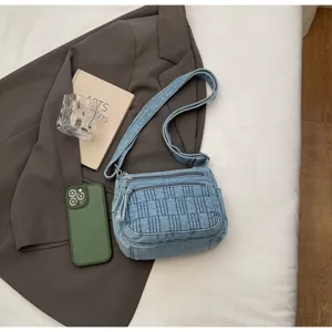 Λεπτομερής όψη ρετρό τσάντας ώμου denim με πολλαπλά compartments, κομψή και πολύ πρακτική.