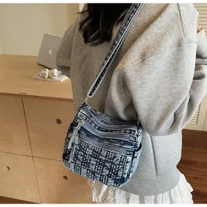 Vintage πλυμένη τσάντα ώμου denim με πολλαπλά μεταλλικά φερμουάρ και κομψό μοτίβο.