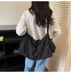 Casual large capacity black shoulder bag, versatile commuter tote and stylish crossbody travel bag.