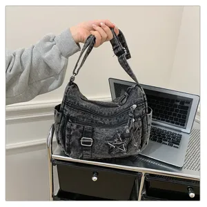 Vista detallada del bolso bandolera de denim lavado de tendencia con bolsillos y estrella.