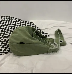 Grüne gewaschene Canvas Umhängetasche mit Fransen, lässige minimalistische Crossover Tasche.