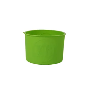 Détail de moule à gâteau cylindrique en silicone vert avec logo en relief et texture flexible.