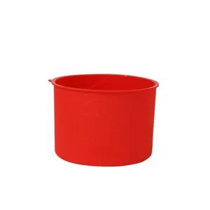 Vue detaillee du moule cylindrique en silicone rouge avec texture en relief de pres.