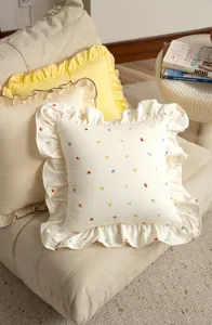 Cuscino beige con volant e ricamo di ciliegie per divano, letto e decorazione del soggiorno.