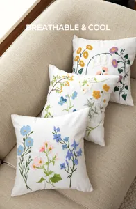Dettaglio cuscino decorativo nordico ricamato comodo con squisiti motivi floreali in lino.