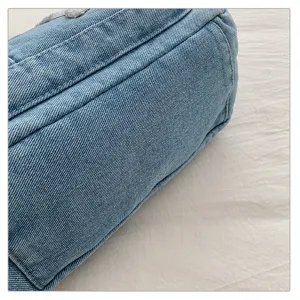 Bolso de hombro de denim vista detallada, estilo moda casual, textura de tela en primer plano.