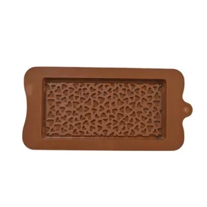 Stampo per cioccolato in silicone marrone con motivo a cuore per dolci e fondente.