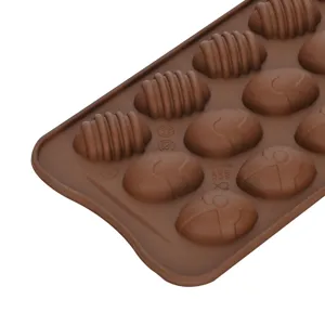 Moule en silicone marron à 15 cavités, avec des motifs d'œufs de Pâques et rayés pour la pâtisserie.