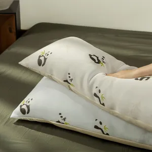 Dettaglio cuscino corpo lungo rinfrescante in seta di ghiaccio con motivo panda e bambù.