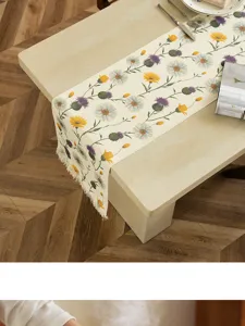 Baumwoll-Tischläufer mit Vintage-Blumenmuster und Fransen für elegante Tisch-Dekoration.