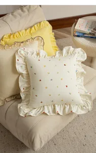 Cuscino con volant e ricamo di ciliegie, stile crema estetico per il divano di casa.