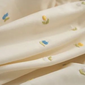 Fodera per cuscino in stile crema con grazioso ricamo floreale per decorare il divano.