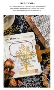 Vista dettagliata di adesivi decorativi metallici cavi e carte per scrapbooking di diario.
