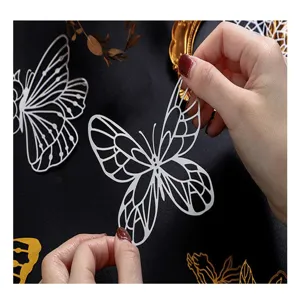 Primo piano dettaglio di carta farfalla bianca traforata per progetti creativi fai da te.
