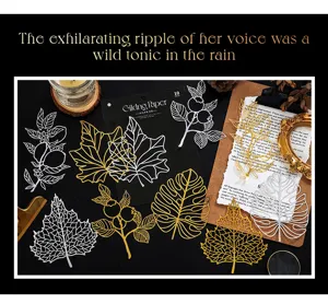 Primo piano di foglie metalliche intagliate per scrapbooking, carta botanica dorata e argentata.