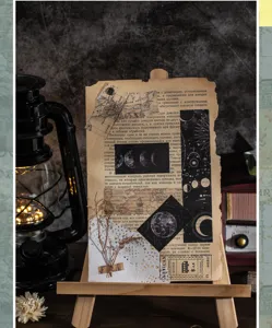 Detailansicht von Vintage-Tagebuchaufklebern und Retro-Papier mit himmlischen Mustern.