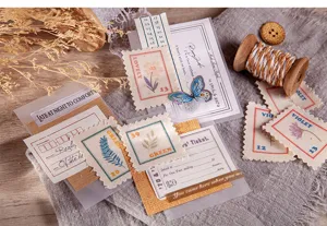 Gros plan sur le pack de scrapbooking rétro vintage, timbres en tissu et cartes de décoration.