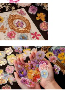Gros plan détaillé d'autocollants floraux en PET estampés à chaud avec des motifs.