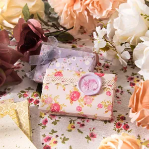 Bel ensemble de papier décoratif pour journal floral et boîte cadeau avec des roses.