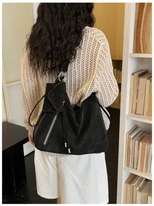 Casual retro black shoulder bag with large capacity, dual-use design, and zipper details.