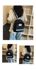 Zaino casual nero in tela con patch di stelle carine e spallacci blu per la scuola e il lavoro.