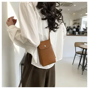Bolso bandolera minimalista de cuero marrón para teléfono, accesorio casual diario.