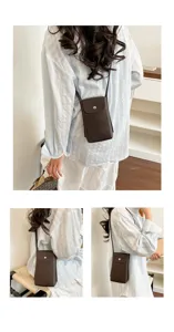 Mini bolso bandolera marrón oscuro vista detalle, diseño de cuero simple para uso diario.