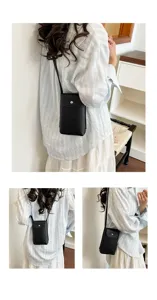 Primer plano de un mini bolso de teléfono de cuero negro con bolsillo con solapa, cruzado.