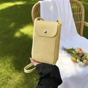 Bolso cruzado amarillo de cuero texturizado para móvil, ideal para un uso diario casual.