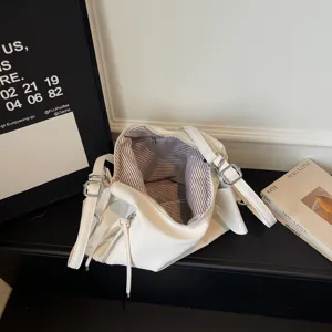 Casual vintage large capacity white shoulder tote bag for women spring commuting fashion style