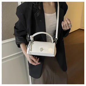 Detailaufnahme der koreanischen minimalistischen weißen Umhängetasche mit Schloss.