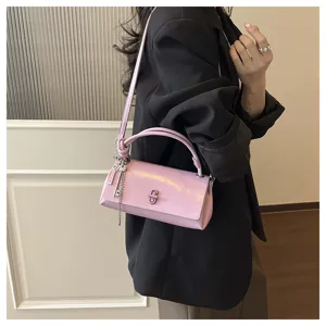 Koreanischer Stil einfarbige Handtasche Detailansicht, rosa Design mit Kette und Schloss.