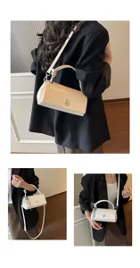 Detailaufnahme der minimalistischen einfarbigen Handtasche mit eleganter Form und Optionen.