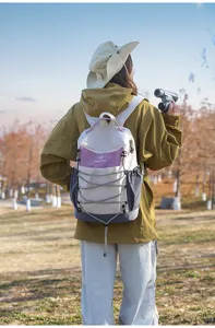 Vue détaillée du sac à dos d'extérieur avec design spacieux à cordon et tissu résistant.