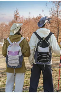 Sac à dos d'extérieur élégant avec cordon, idéal pour les voyages et les randonnées.