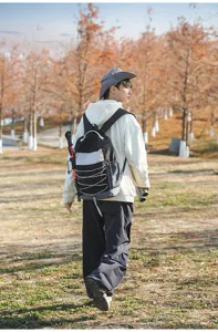 Vue détaillée du sac à dos d'extérieur minimaliste à cordon, idéal pour les voyages et l'école.