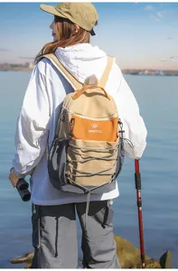Vue détaillée du sac à dos outdoor, design multicolore avec cordon et grande capacité.