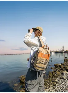 Vue de détail d'un sac à dos décontracté élégant porté en plein air près du lac.