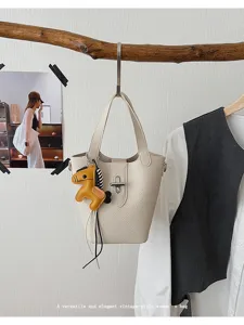 Vintage stijl emmertas voor dames, elegante handtas met schattige paardenhanger voor dagelijks.