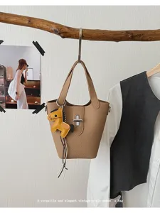 Koreaanse PU leer emmer tas met paard bedel, casual handtas voor vrouwen dagelijks gebruik.