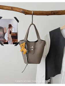Stijlvolle vintage leren emmertas voor dames, hippe schoudertas met leuke hanger chic.