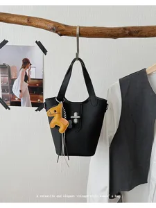 Klassieke zwarte emmertas met stijlvolle paardenhangers voor dagelijks werk en vrije tijd.