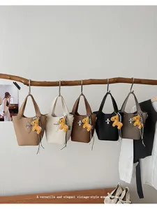 Veelzijdige vintage stijl dames emmertas met schattige paardenhanger, elegante dagelijkse tas.