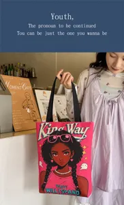 Sac à épaule en toile imprimé fille noire élégant, sac cabas rétro décontracté en détail.