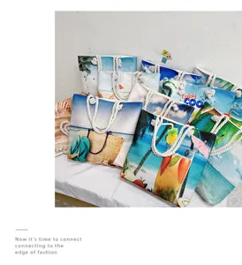 Vista dettagliata della borsa a tracolla da spiaggia casual in tela con stampa tropicale e manici in corda.