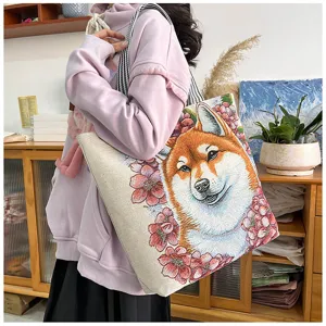 Nahaufnahme Detail der Segeltuchtasche mit einem süßen Shiba Inu und Blumen-Gewebe-Print.