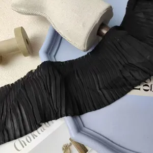 Schwarze Chiffon Plissee Spitzenborte Detail, ideal für Rocksaum und Handwerksdekoration.