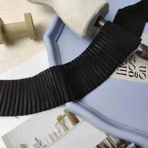 Schwarze Chiffon Plissee Spitze Detailansicht, ideal für Kleidung und Vorhangdeko.