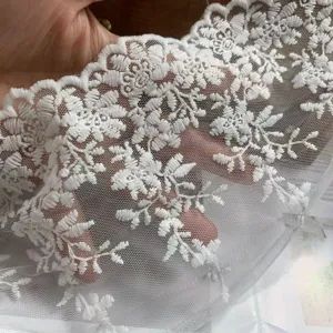 Witte kanten rand van 16 cm met bloemenborduurwerk, ideaal voor trouwjurk rok decoratie.