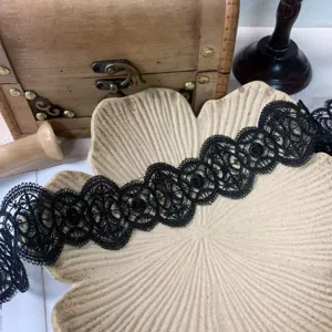 Vista dettagliata di rifinitura in pizzo nero da 5 cm, ideale per abiti e decorazioni fai da te.